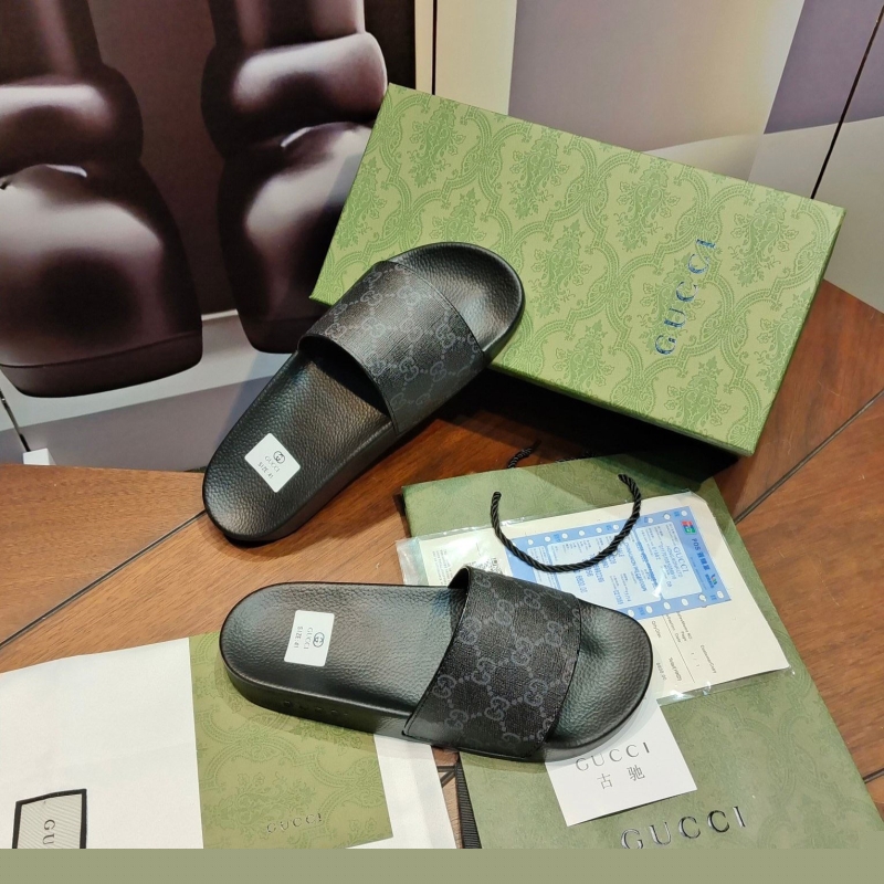 G*u*i slippers